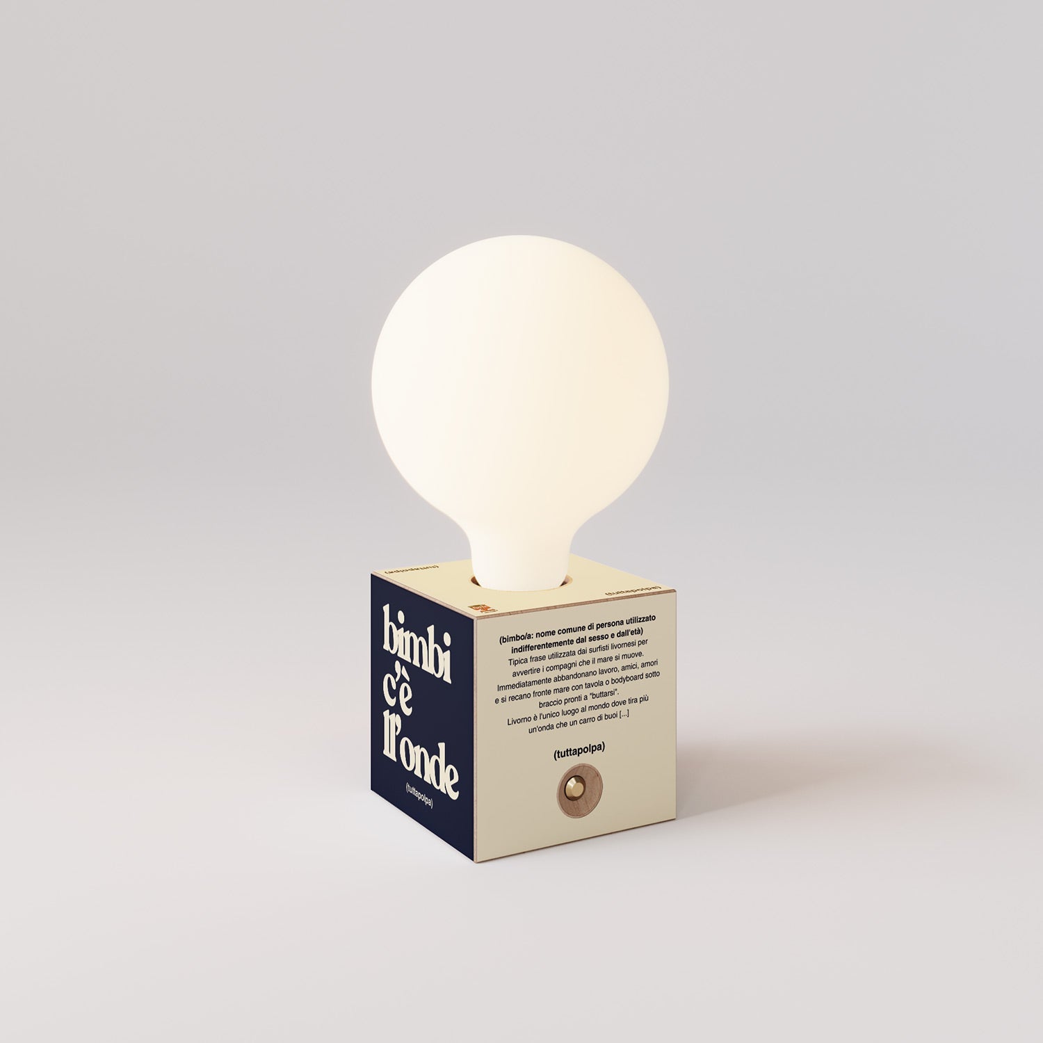 Lampada a batteria Cabless03 "Bimbi c’è l’onde" con lampadina globo effetto porcellana - Tuttapolpa