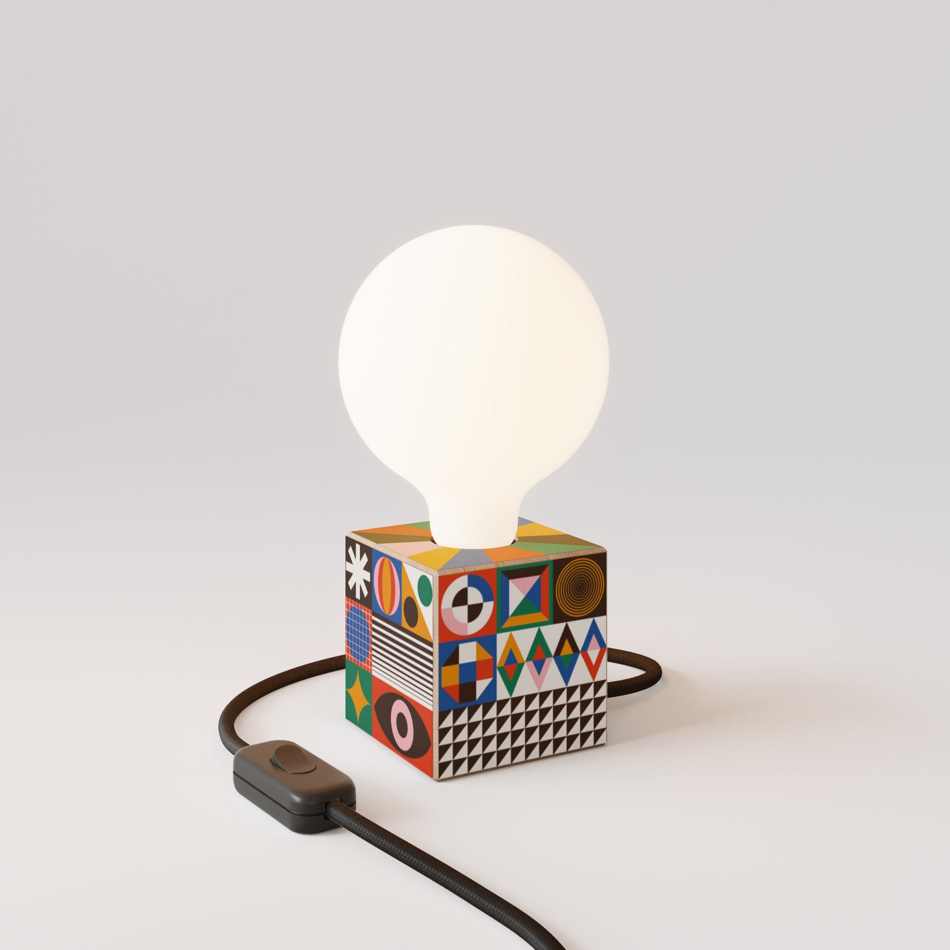 Lampada da tavolo Cubetto con lampadina globo effetto porcellana - PosterLad - Creative Cables