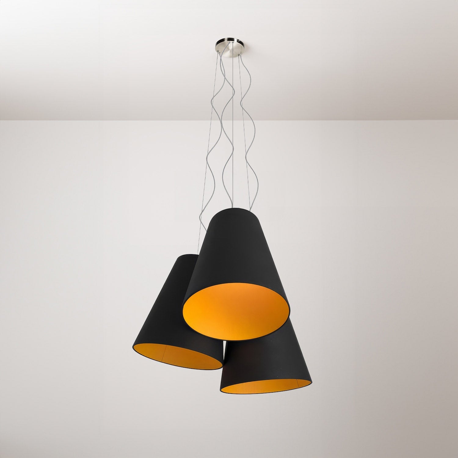 Lampadario Trittico con paralumi a cono bicolore Antracite e Mandarino - Made in Italy