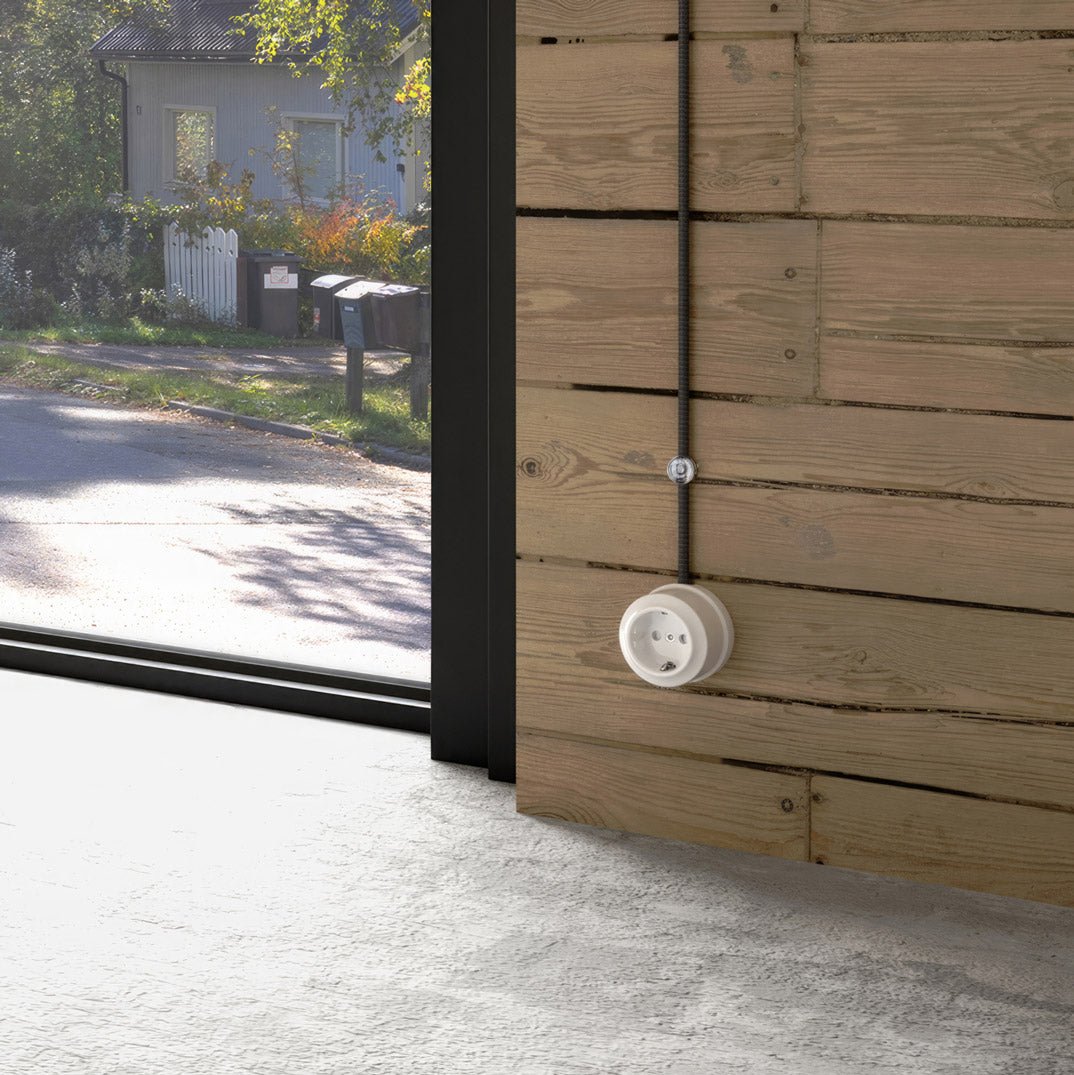 Presa Schuko in porcellana da parete - Bianco